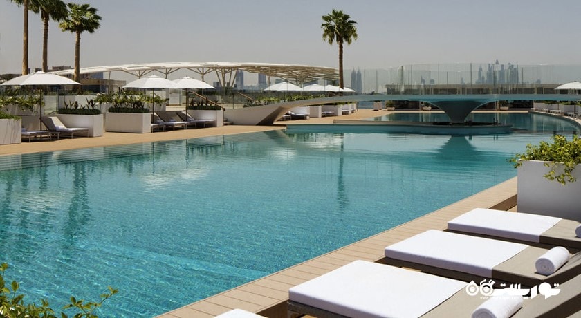 نمای کلی از استخر روباز هتل